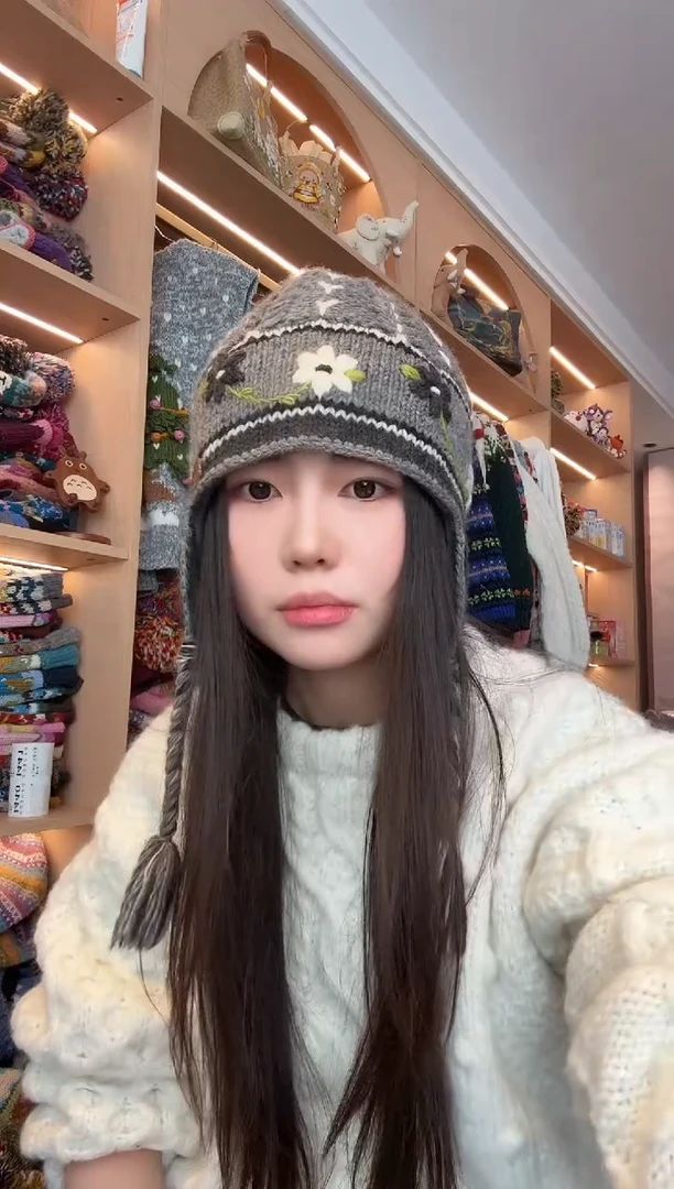 美丽如灰色单辫护耳帽