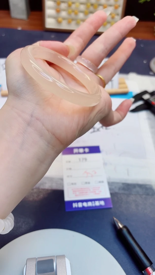 未镶嵌手镯石英质玉179-美人条藕粉-圈口53
