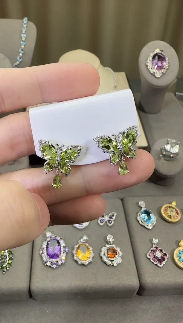 银S925镶嵌耳饰橄榄石17mm耳钉蝴蝶设计款