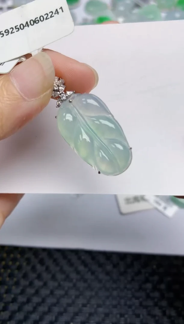 翡翠18K金镶嵌颈饰天然A货翡翠