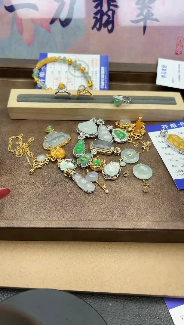 吊坠(不含链)18K金镶嵌翡翠勿拍