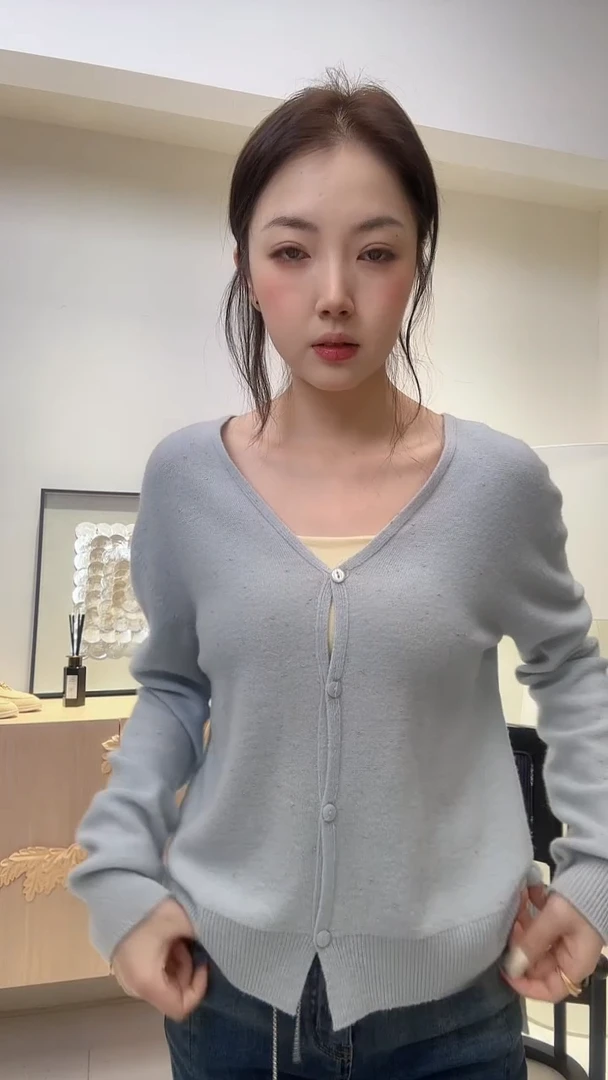 金纱奶蓝色羊毛开衫