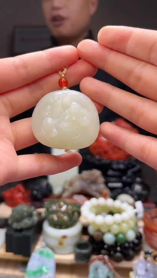 颈饰未镶嵌和田玉吊坠