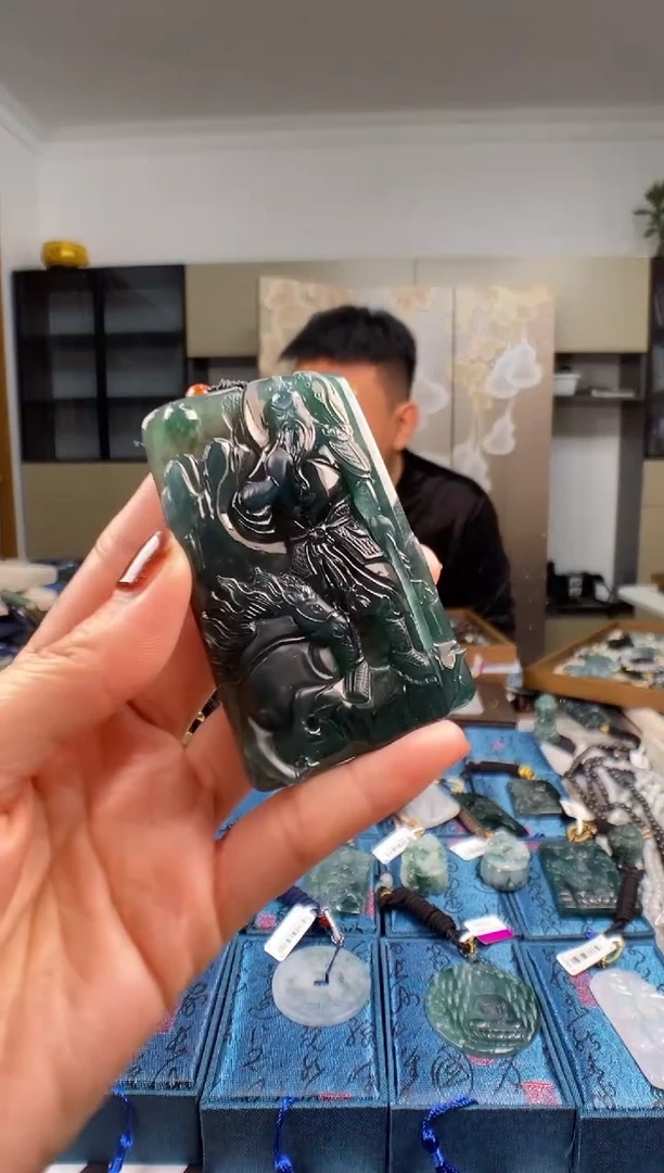 颈饰未镶嵌翡翠   多样性发其一