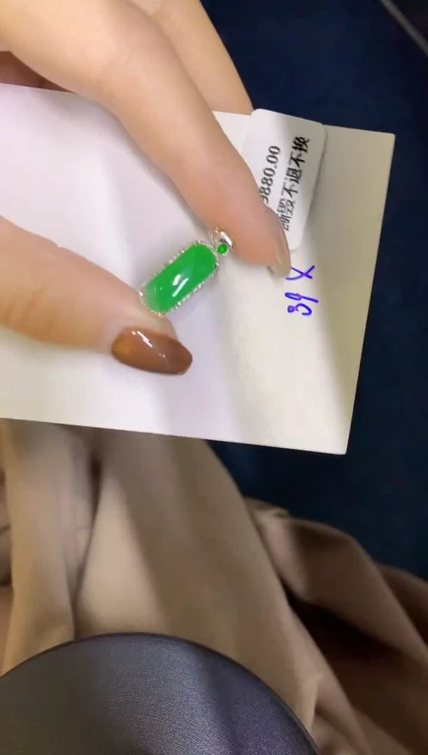 颈饰18K金镶嵌翡翠缅甸天然翡翠A货