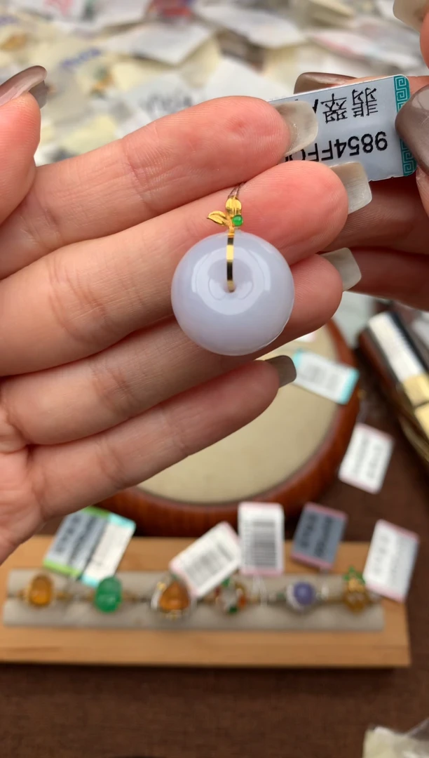 18K金镶嵌挂件翡翠—