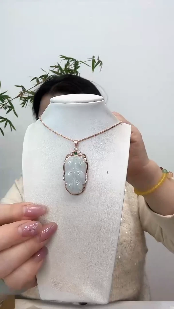 【闪购商品】翡翠吊坠(赠链)银S925镶嵌叶子玫瑰边