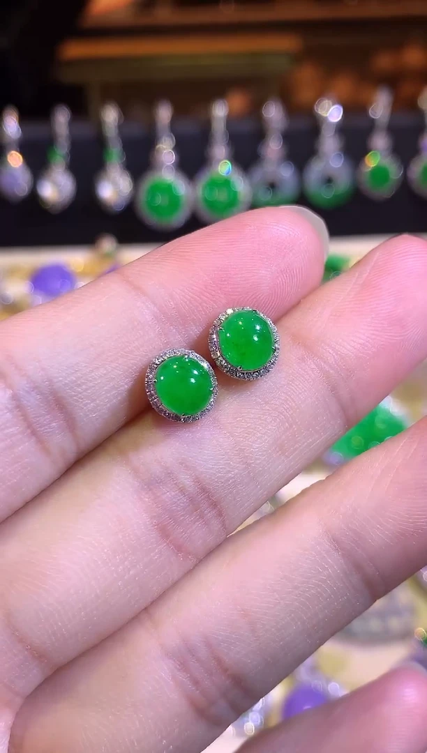 翡翠18K金镶嵌耳饰高冰满绿蛋面耳钉