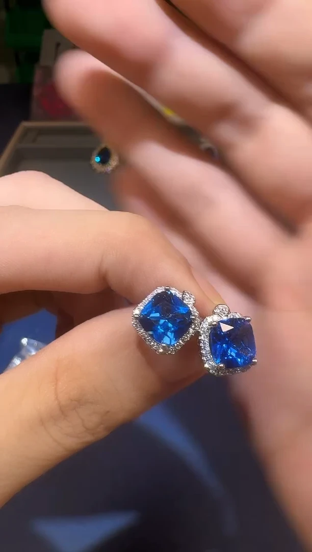 蓝宝石耳饰铂Pt950镶嵌蓝