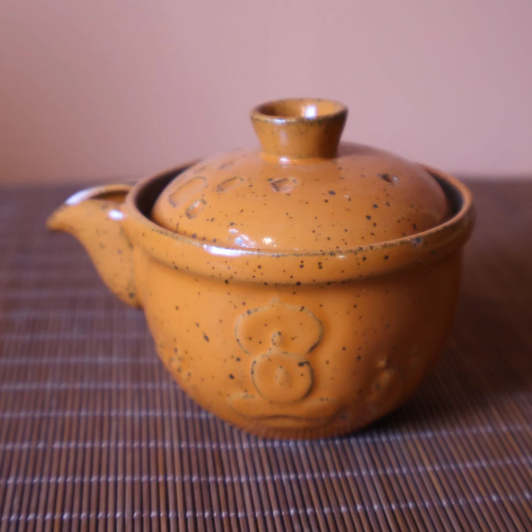 原矿火山老岩泥橙色手抓壶C049