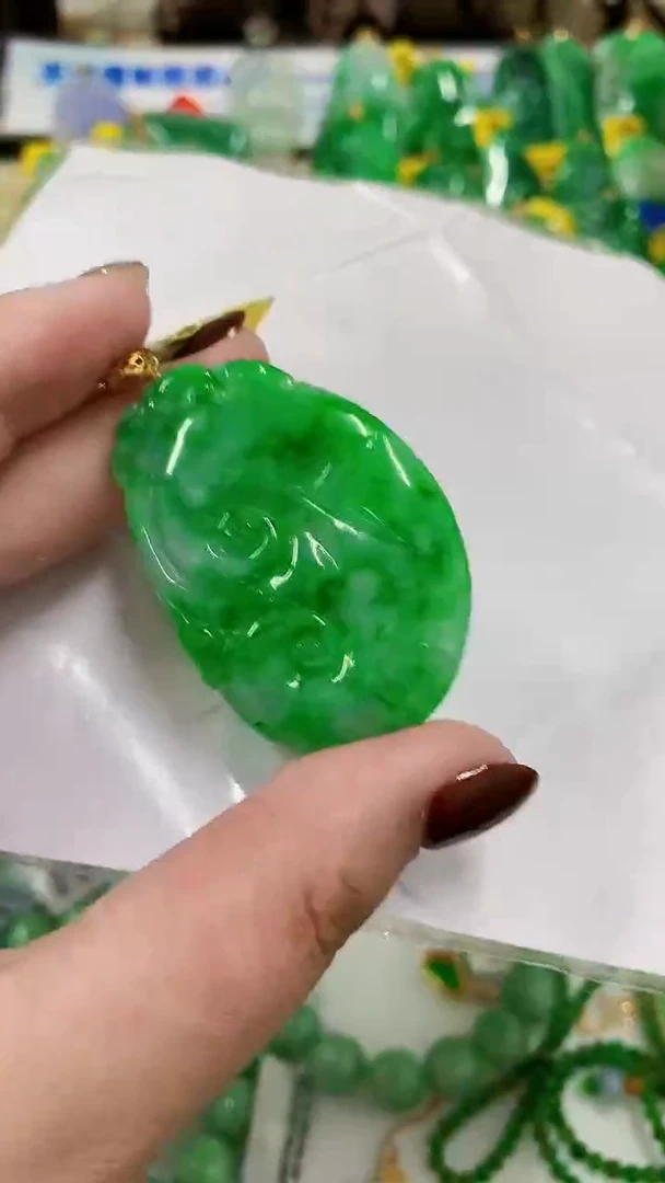 翡翠18K金镶嵌颈饰挂件