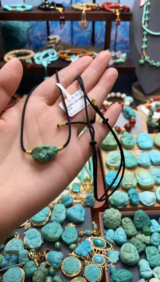 18K金镶嵌绿松石颈饰随形项链