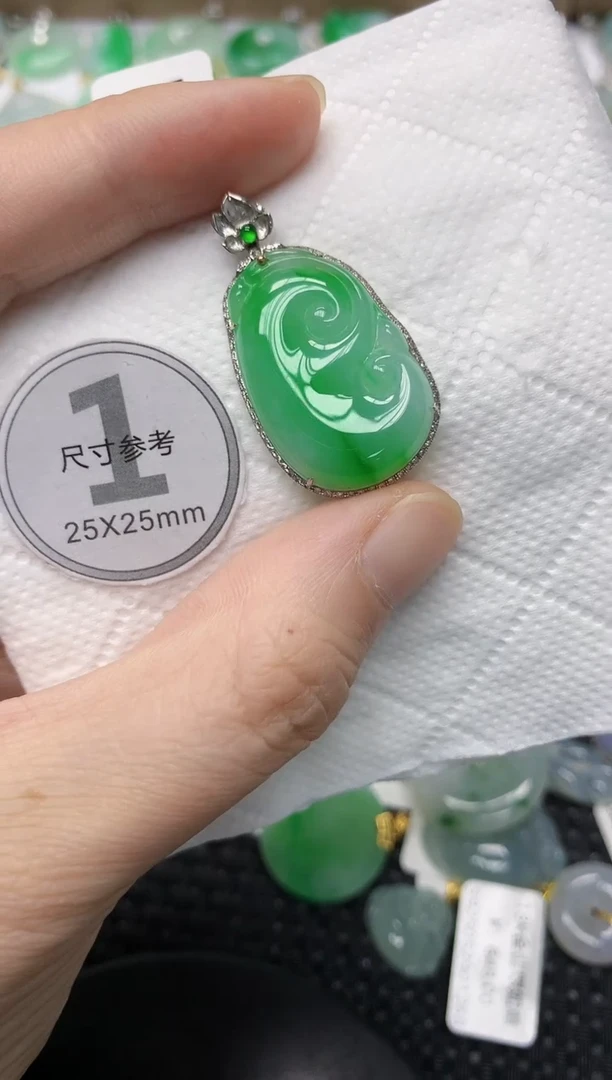 翡翠18K金镶嵌颈饰111111111