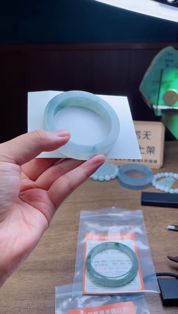定制翡翠手镯未镶嵌口**子定制