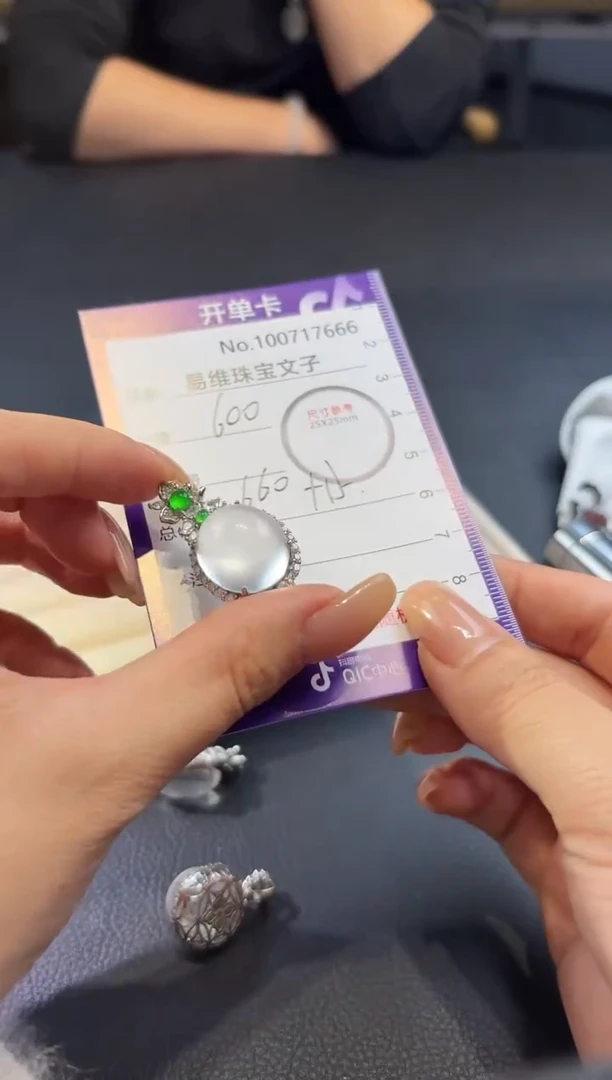 颈饰未镶嵌石英质玉100717666随机发仅一件