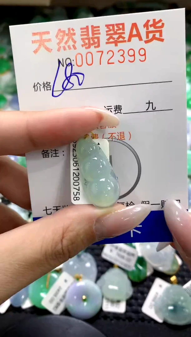 翡翠18K金镶嵌颈饰1111111111111111