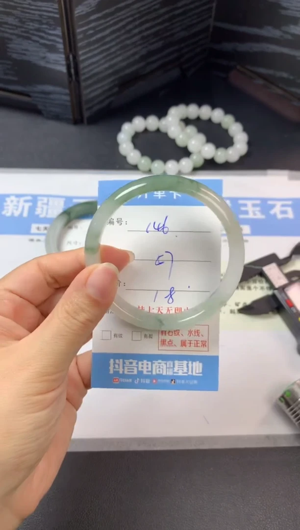 未镶嵌手镯石英质玉a146
