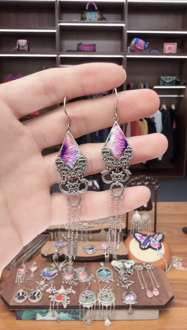 31蒙阿苏苗绣传承店