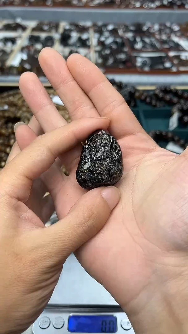 裸石琥珀未镶嵌老*? 抚顺琥珀雕刻件多样性发其一