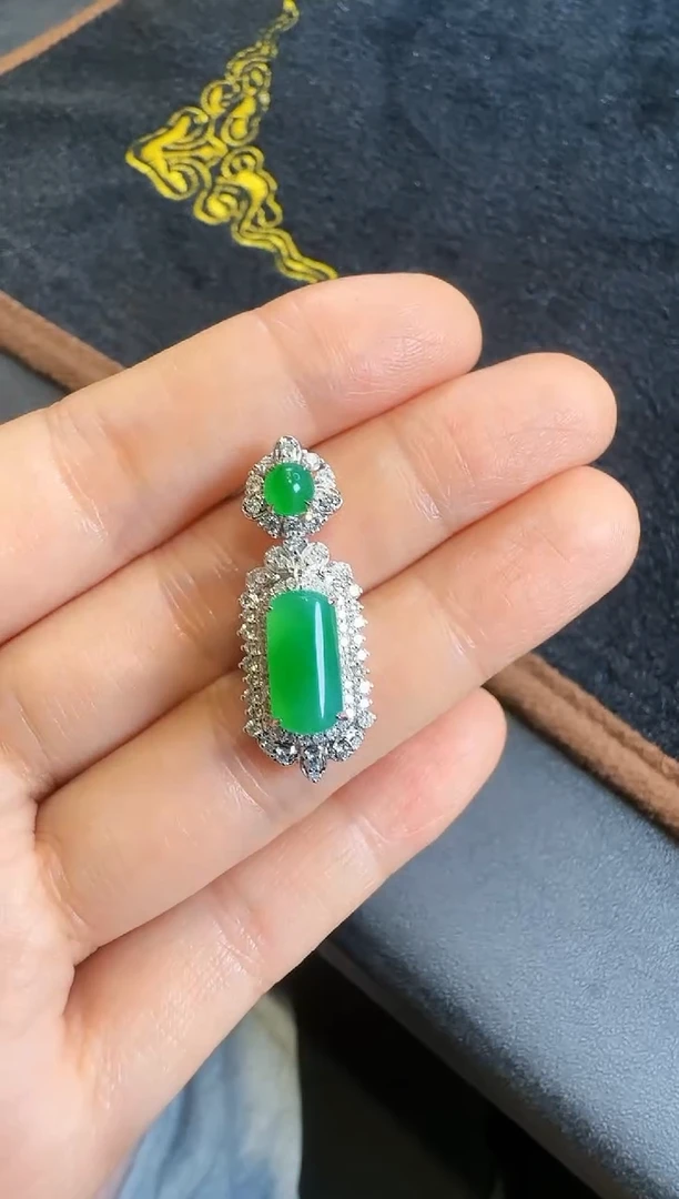 【闪购商品】翡翠颈饰18K金镶嵌00015000