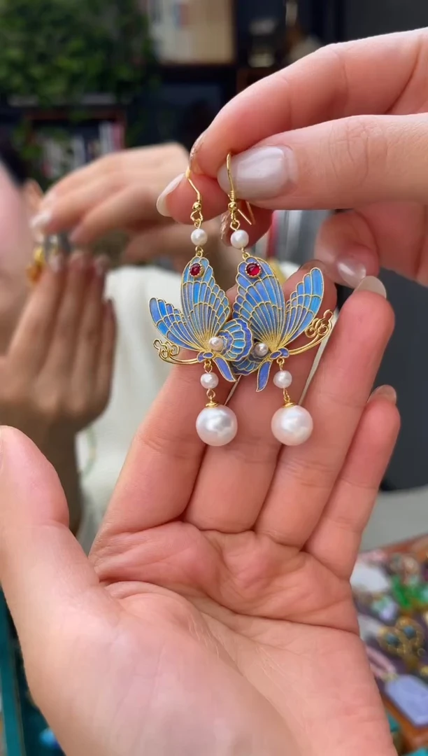 羽毛足银蝴蝶耳饰