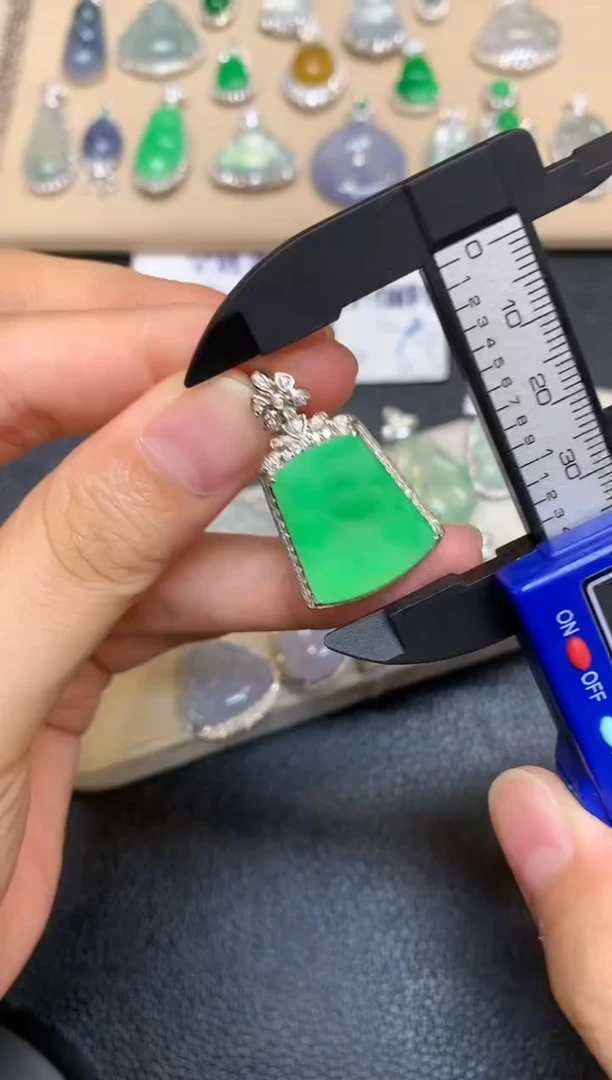 颈饰18K金镶嵌翡翠无事牌【无服务费【48小时鉴赏期】