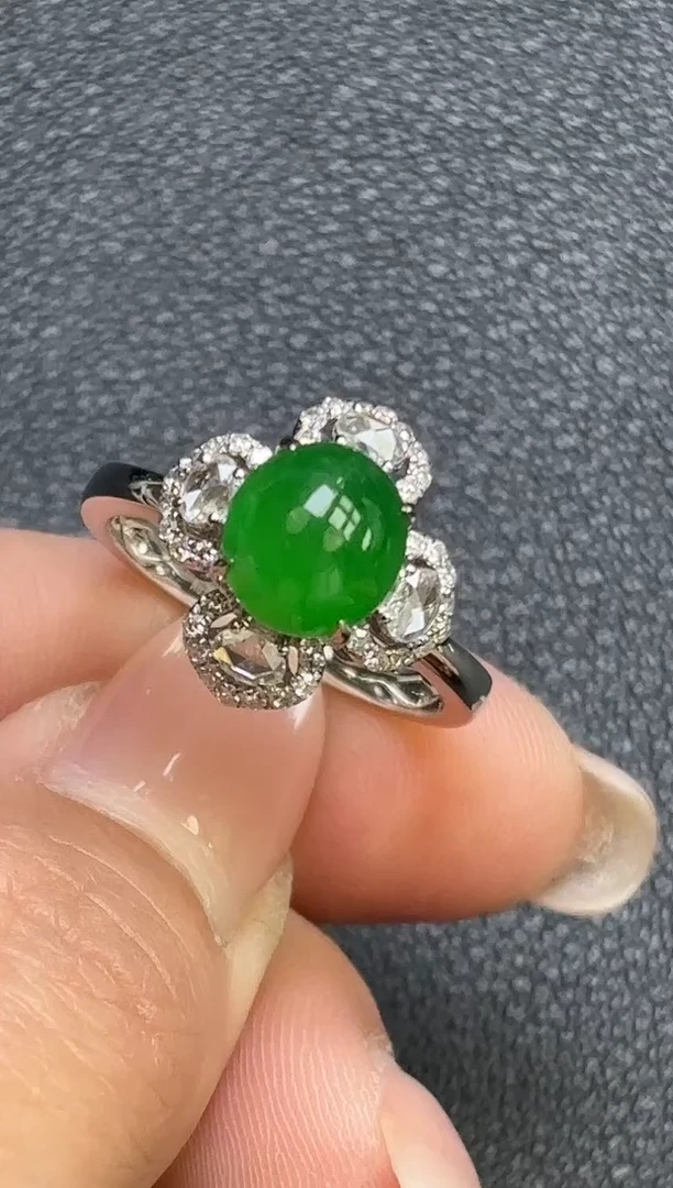 18K金镶嵌戒指翡翠蛋面戒指