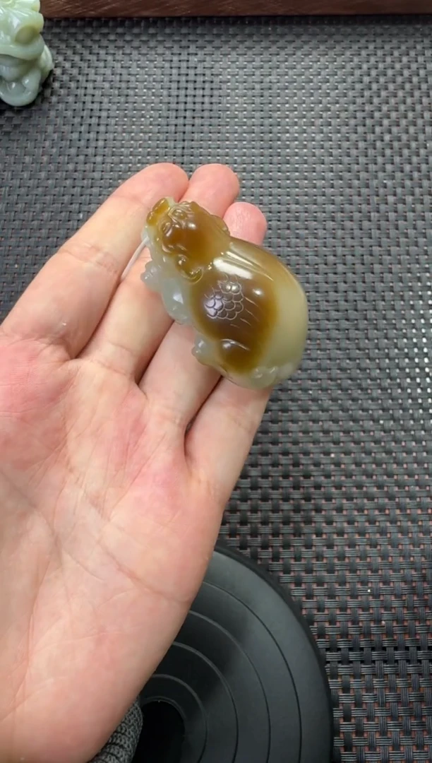 吊坠(赠链)未镶嵌和田玉且末金山貔貅