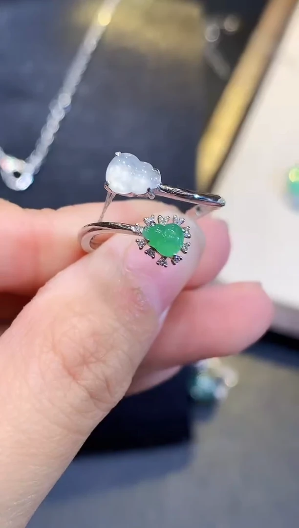 18K金镶嵌戒指翡翠多样性发其一