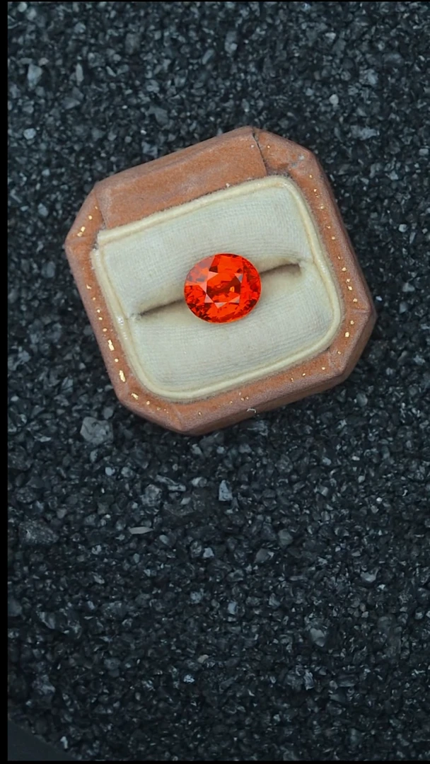 未镶嵌无石榴石4.28克拉