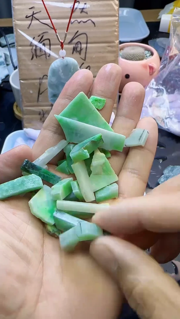翡翠未镶嵌颈饰苜081天然A货翡翠