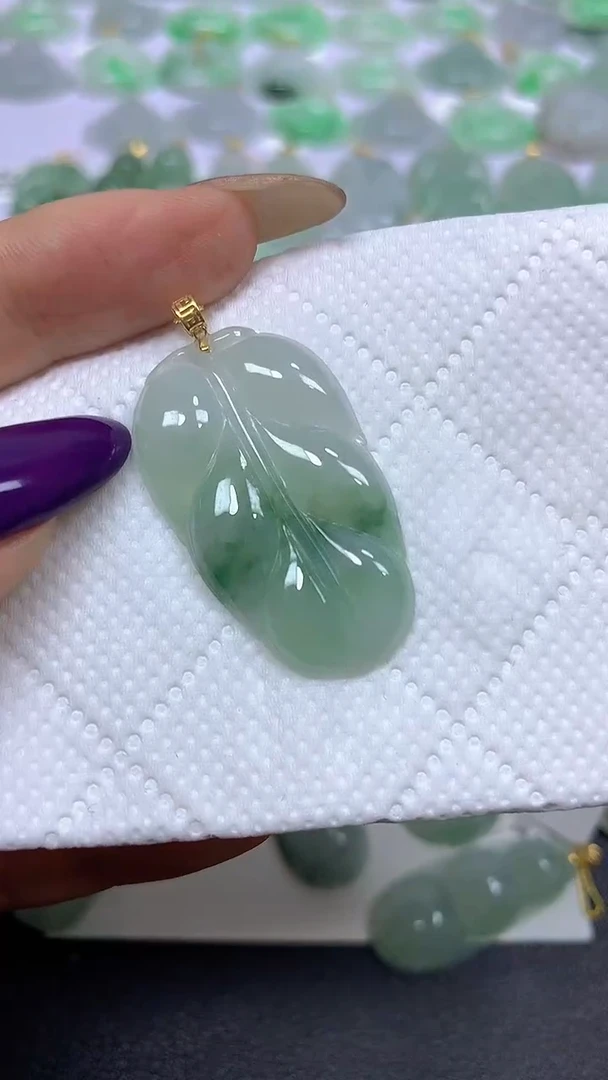 颈饰18K金镶嵌翡翠