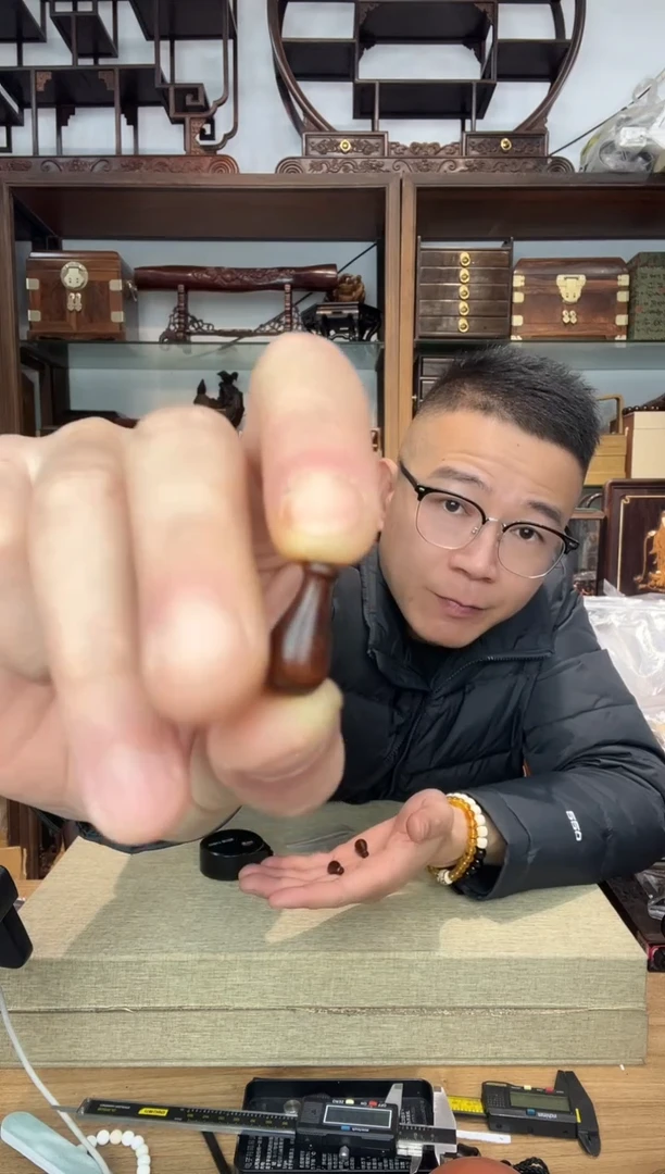 乌木类书架637黄花梨小花瓶