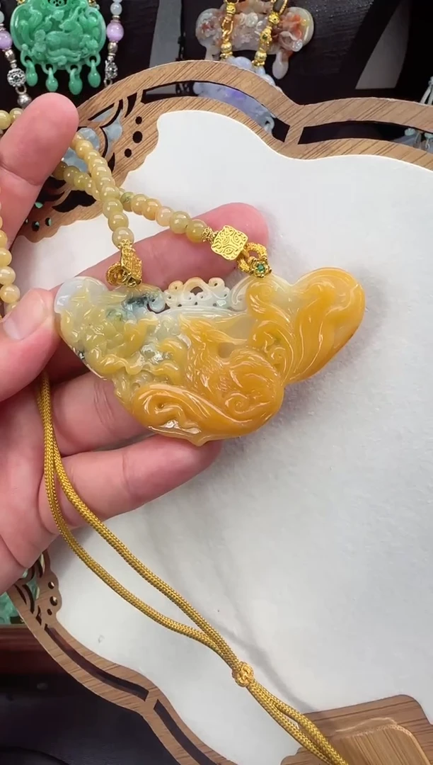 翡翠未镶嵌颈饰拍照