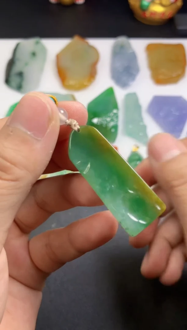 颈饰未镶嵌翡翠