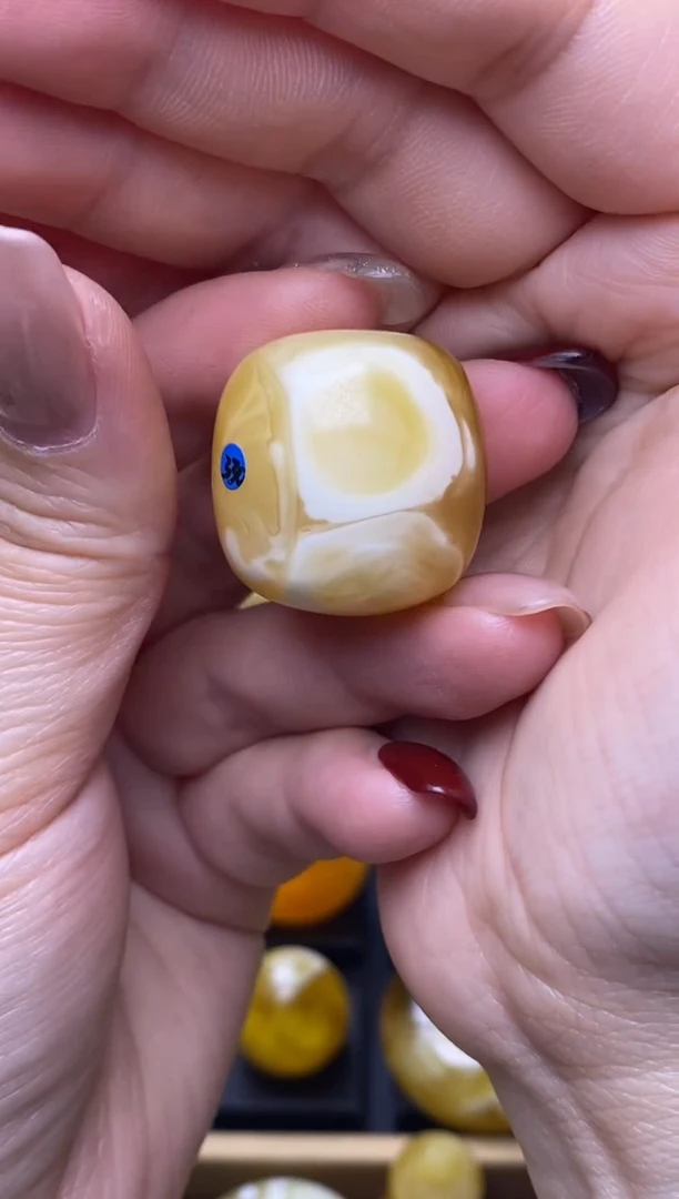 【闪购商品】琥珀裸石未镶嵌月.22