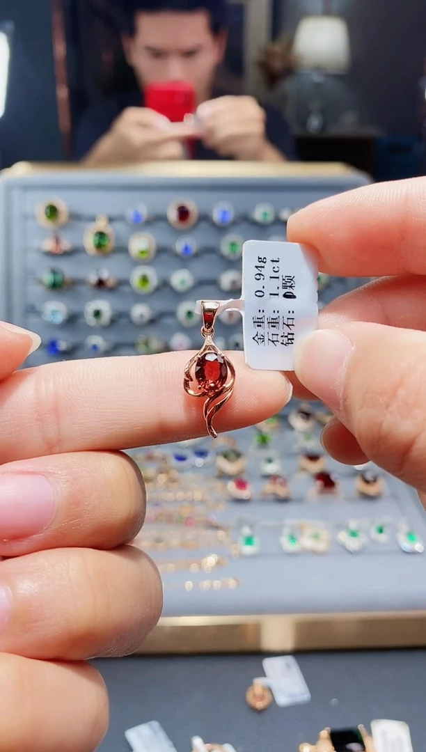 【闪购商品】碧玺颈饰18K金镶嵌1.1..