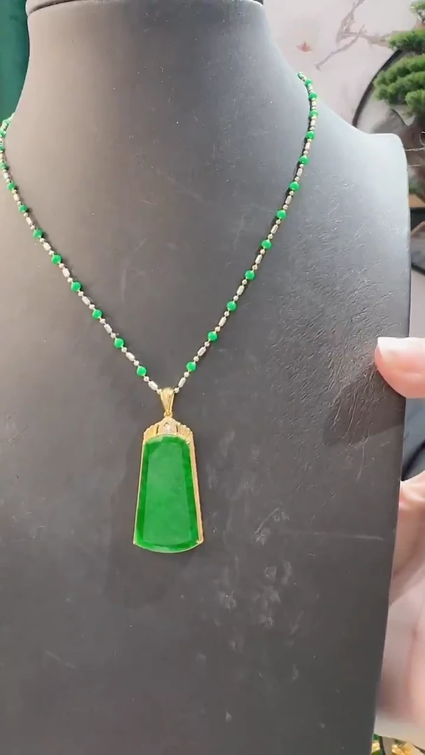颈饰18K金镶嵌翡翠8888888888