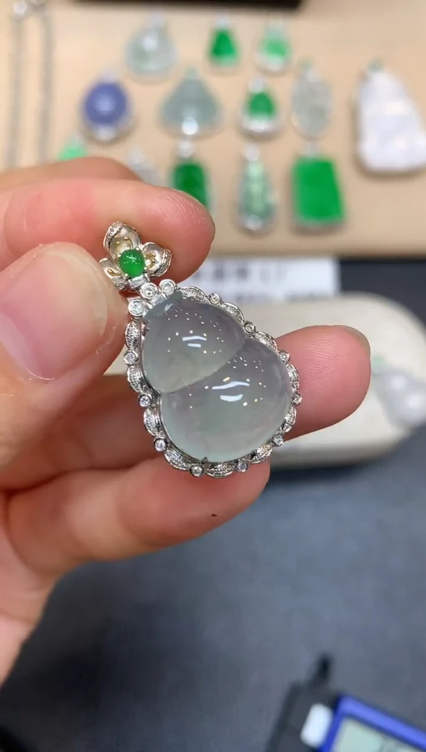 颈饰18K金镶嵌翡翠葫芦【无服务费