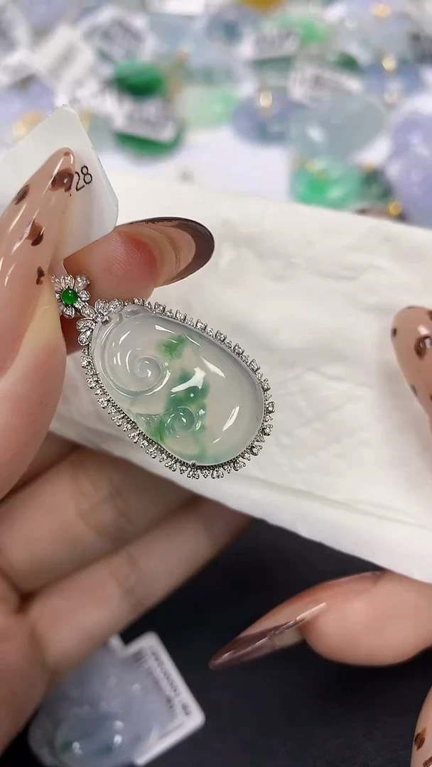 颈饰18K金镶嵌翡翠a货假一赔三支持复检百元上9元证书费自理