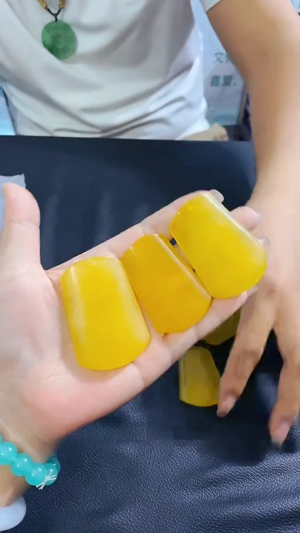 玉满黄无事牌一个可挑（送绳）