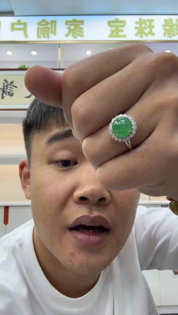 颈饰18K金镶嵌翡翠红**秋天然翡翠A货孤品一件