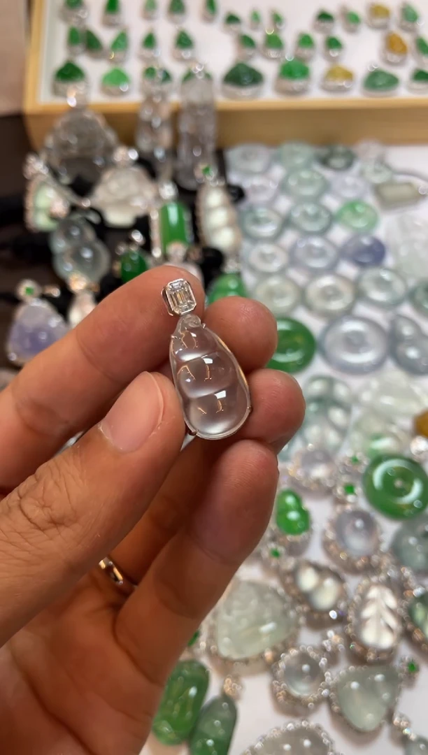 【闪购商品】翡翠吊坠(不含链)18K金镶嵌豆子