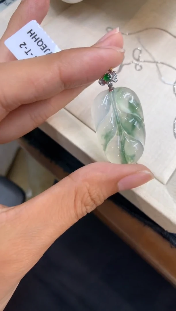 翡翠18K金镶嵌颈饰叶子