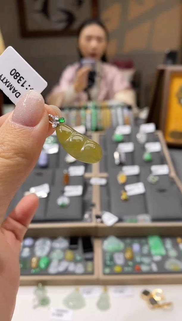 颈饰18K金镶嵌翡翠豆子