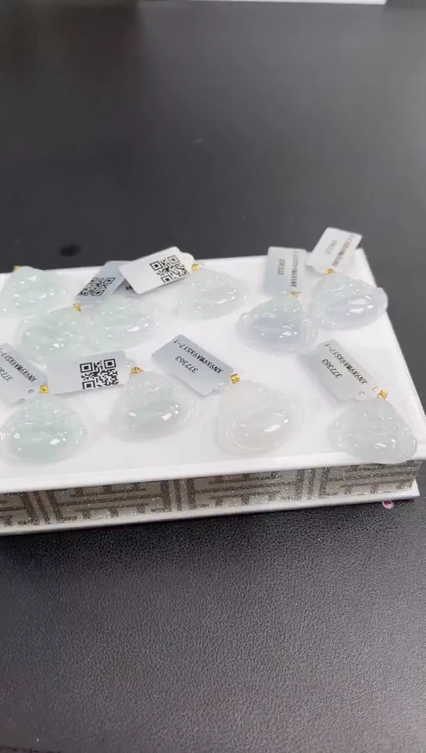 18K金镶嵌挂件翡翠边城刀客/372363/多样性发一