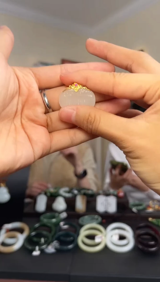 颈饰18K金镶嵌和田玉梳子 微瑕 介意勿拍