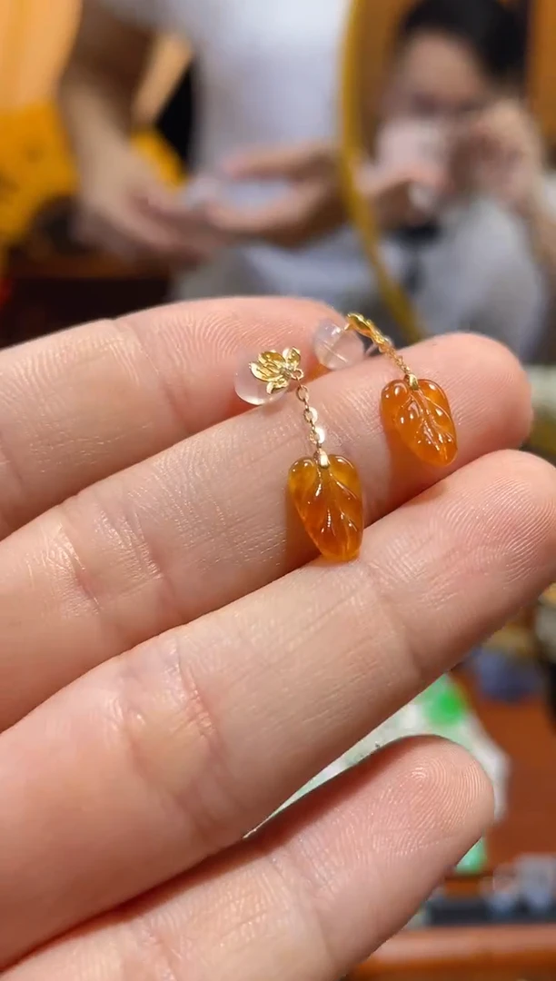颈饰18K金镶嵌翡翠耳钉
