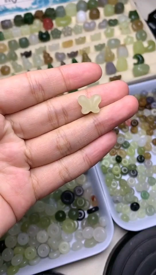 颈饰未镶嵌和田玉小蝴蝶