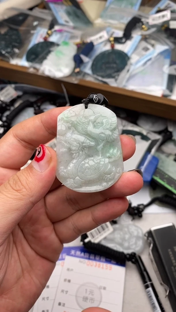 翡翠未镶嵌颈饰多样性发其一